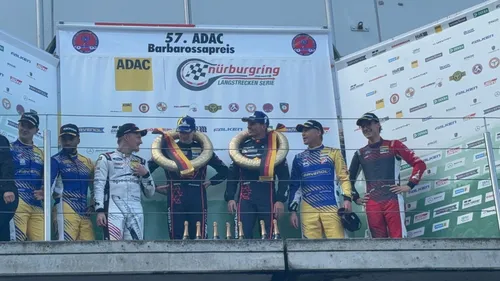 Max Verstappen und Chris Lulham nach dem Gewinn auf dem Nürburgring - Foto: GPblog