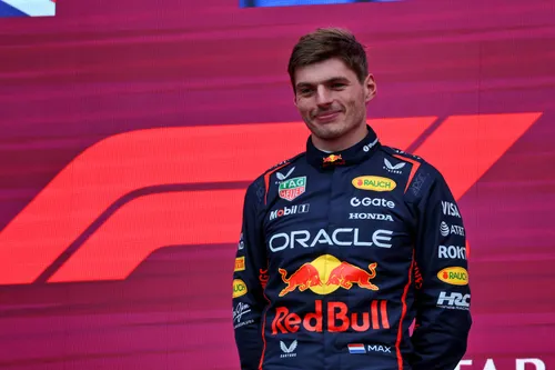 Max Verstappen (Red Bull) op het podium in Baku.