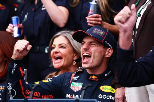 Verstappen viert in Baku