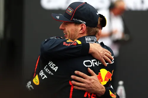 Verstappen wint in Baku