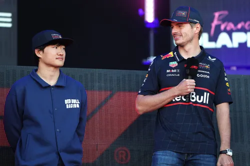 Yuki Tsunoda en Max Verstappen samen op het podium van de fanzone
