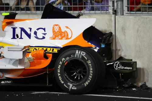 Der havarierte Renault, nachdem Nelson Piquet Jr. beim Großen Preis von Singapur 2008 absichtlich gecrasht war – Foto: Race Pictures