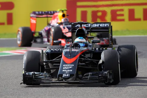 Alonso beim Fahren des 2015 McLaren - Foto: Racepictures