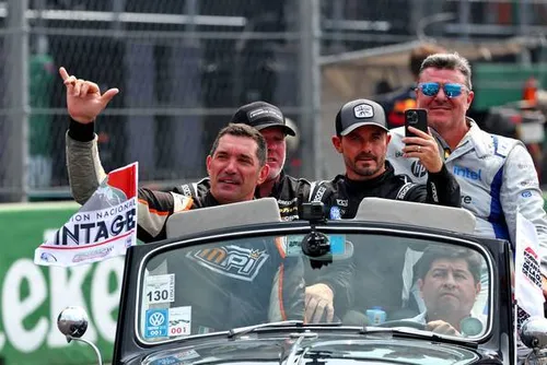 Ehemaliger McLaren-Fahrer Mark Blundell unter anderen - Foto: Race Pictures