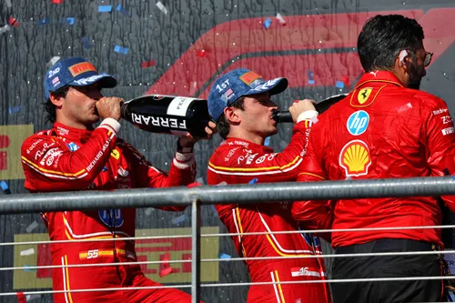Charles Leclerc und Carlos Sainz feiern ihren ersten und zweiten Platz beim Grand Prix der Vereinigten Staaten 2024 - Foto: Racepictures
