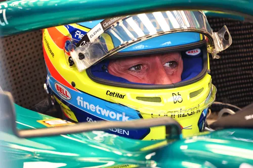 Fernando Alonso im Aston Martin F1 Auto - Foto: Racepictures