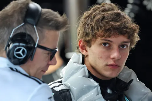 Kimi Antonelli in der Mercedes Garage in Singapur. Foto: Racepictures