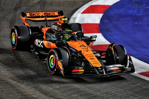 Lando Norris fährt den MCL39 in Singapur - Foto: Race Pictures
