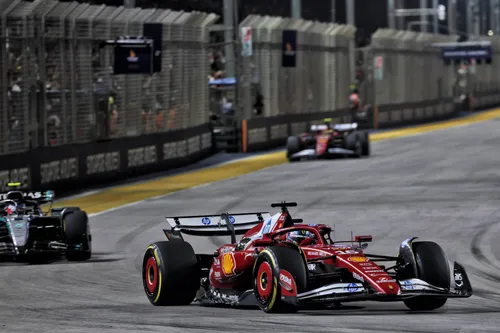 Charles Leclerc bei der Fahrt während des Großen Preises von Singapur - Foto: Race Pictures