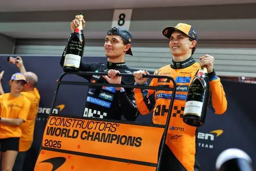 Oscar Piastri und Lando Norris feiern ihren Sieg der Konstrukteursmeisterschaft 2025 in Singapur - Foto: Race Pictures