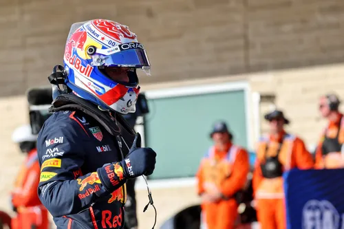 Max Verstappen feiert die Sprint-Pole - Foto: Race Pictures