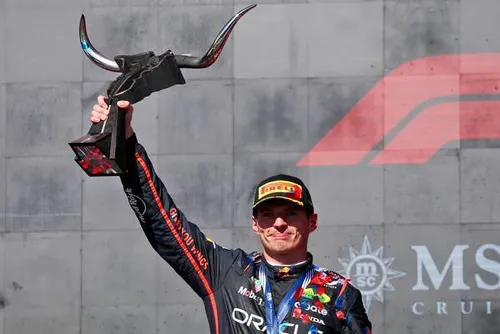 Max Verstappen auf dem Podium beim US Grand Prix - Foto: Race Pictures