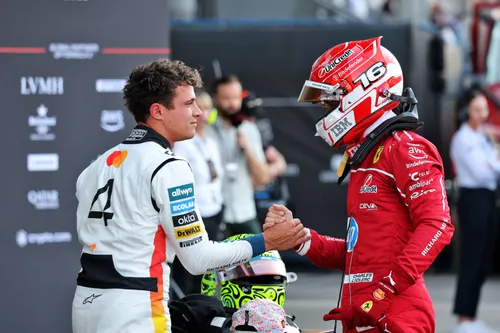 Lando Norris (GBR) McLaren feiert seine Pole-Position im Parc Fermé nach dem Qualifying mit dem zweitplatzierten Charles Leclerc (MON) Ferrari - Foto: Race Pictures