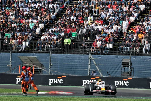 Beinahe-Zusammenstoß von Liam Lawson mit den Streckenposten beim Großen Preis von Mexiko-Stadt – Foto: Race Pictures