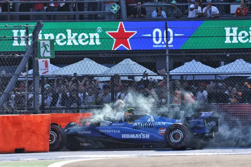 Der rauchende Williams von Carlos Sainz, der die Virtuelle Safety Car-Phase beim Großen Preis von Mexiko-Stadt auslöste – Foto: Race Pictures