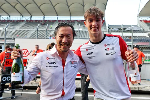 Ollie Bearman mit Haas-Teamchef Ayao Komatsu nach seinem vierten Platz beim Großen Preis von Mexiko-Stadt – Foto: Race Pictures