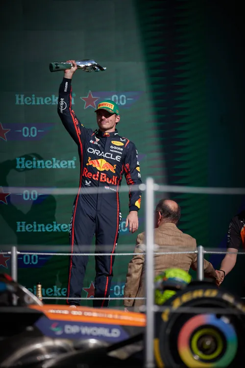 Max Verstappen auf dem Podium beim Großen Preis von Mexiko-Stadt – Foto: Race Pictures