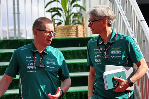 Teamchef von Aston Martin Andy Cowell und Chief Trackside Officer Mike Krack. Foto: RacePictures.
