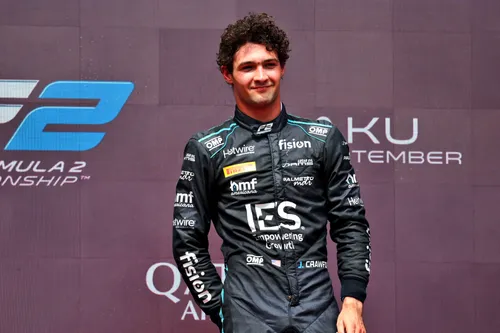 Jak Crawford auf dem Podium während der Formel-2-Saison 2025 – Foto: Race Pictures