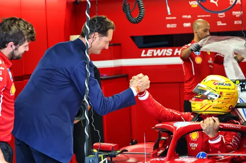 Lewis Hamilton und Ferrari-Chairman John Elkann – Foto: Race Pictures