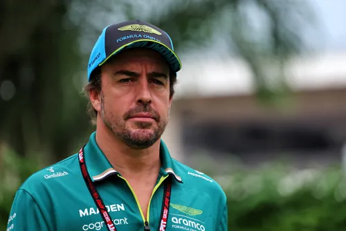 Fernando Alonso im Fahrerlager in Singapur - Foto: RacePictures