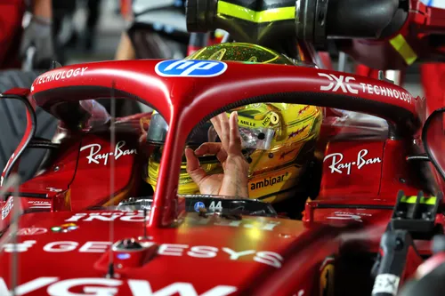 Hamilton sitzt im SF-25 vor dem GP von Singapur - Foto: Race Pictures