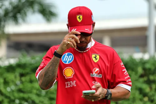 Lewis Hamilton in der Singapurer Boxengasse - Foto: Racepictures