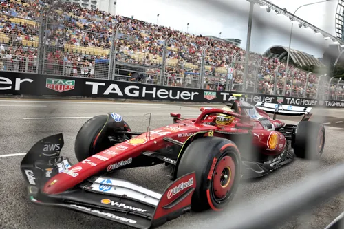 Lewis Hamilton fährt den Ferrari in Singapur - Foto: Racepictures