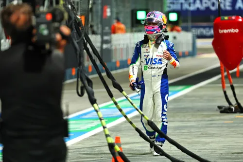 Liam Lawson in der Boxengasse nach seinem FP2 Ereignis - Foto: Race Pictures