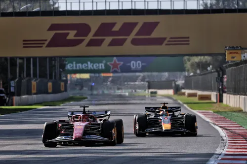 Verstappen setzt Leclerc in der Schlussphase des Mexiko-GP unter Druck - Foto: RacePictures