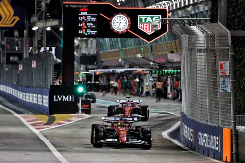 Lewis Hamilton verlässt die Boxengasse während des Großen Preises von Singapur - Foto: Race Pictures
