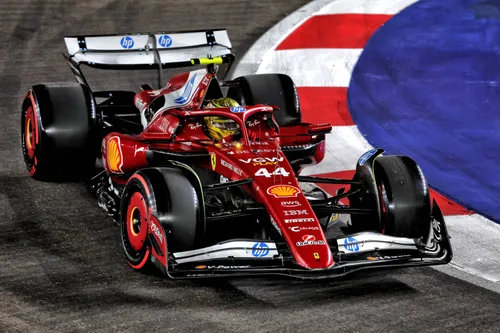 Lewis Hamilton während des Großen Preises von Singapur – Foto: Race Pictures