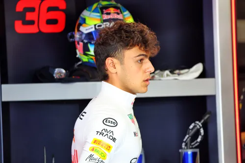 Arvid Lindblad vor seinem FP1-Debüt in Mexiko – Foto: Race Pictures