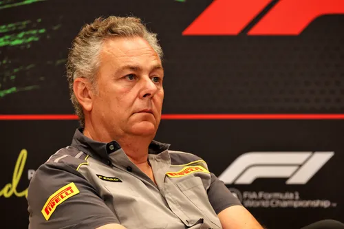 Mario Isola bei der FIA-Pressekonferenz in Ungarn - Foto: Race Pictures