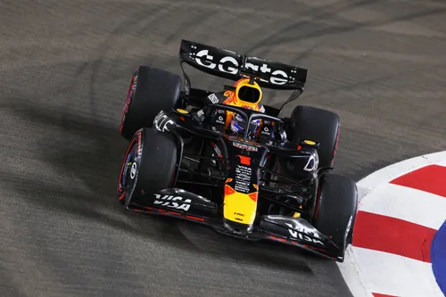 Max Verstappen in Aktion auf dem Marina Bay Street Circuit - Foto: Red Bull Content Pool