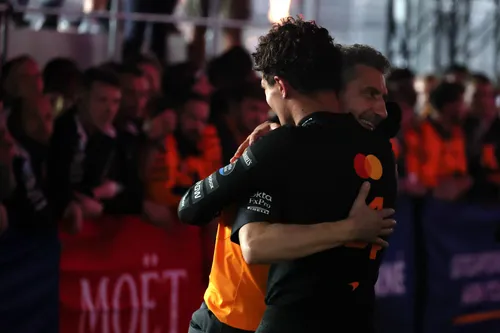 mclaren-andrea-stella-hugs-lando-norris