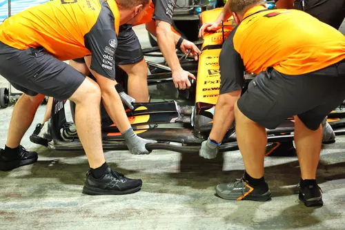 Die McLaren-Crew wechselt nach dem Zusammenstoß mit Leclerc den Frontflügel von Norris - Foto: Race Pictures