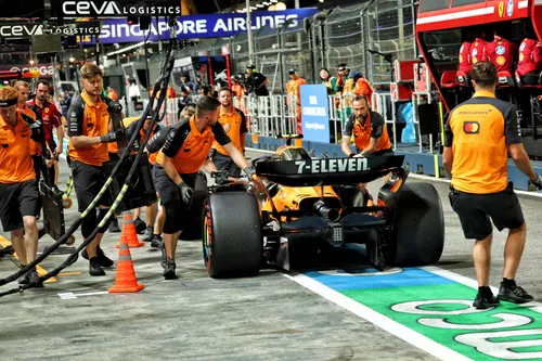 Mechaniker schieben Norris' Auto zurück in die Boxengasse - Foto: Racepictures