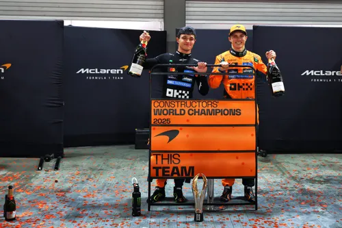 Norris und Piastri feiern den Konstrukteurstitel von McLaren in Singapur - Foto: Race Pictures