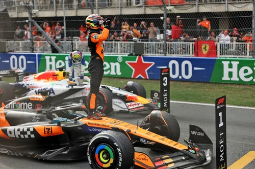 Oscar Piastri feiert seinen Sieg beim Großen Preis der Niederlande – Foto: RacePictures.