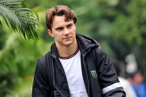 Oscar Piastri im Fahrerlager von Singapur - Foto: Race Pictures