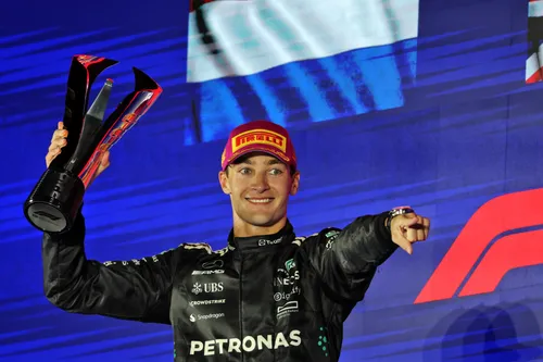 George Russell feiert seinen Sieg beim Singapur GP auf dem Podium - Foto: Racepictures