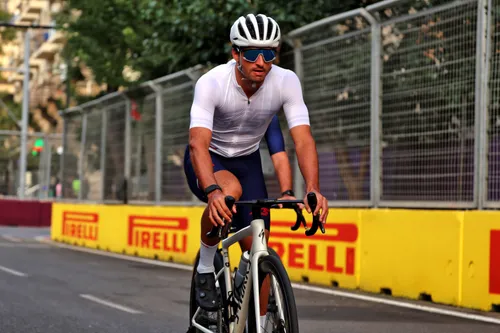 Carlos Sainz beim Radfahren auf dem Baku City Circuit - Foto: Race Pictures