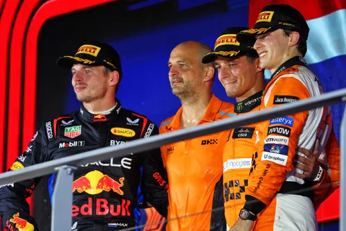 Max Verstappen, Lando Norris und Oscar Piastri standen letztes Jahr auf dem Podium in Singapur - Foto: Race Pictures