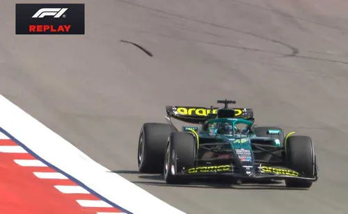 Trümmer fliegen von Strolls Auto, die die erste Flagge des Wochenendes verursachten - Foto: Formel 1