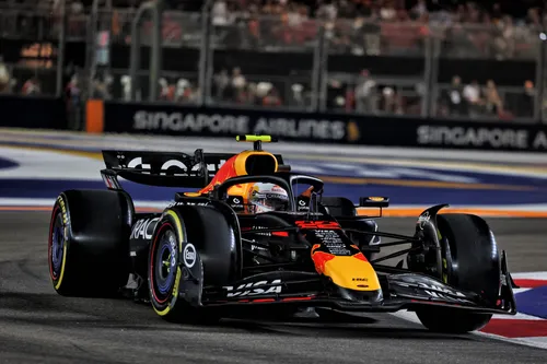 Yuki Tsunoda am Steuer des RB21 in Singapur - Foto: Race Pictures