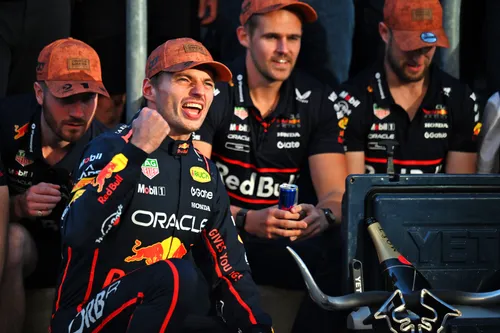 Max Verstappen feiert den Sieg in COTA – Foto: Race Pictures