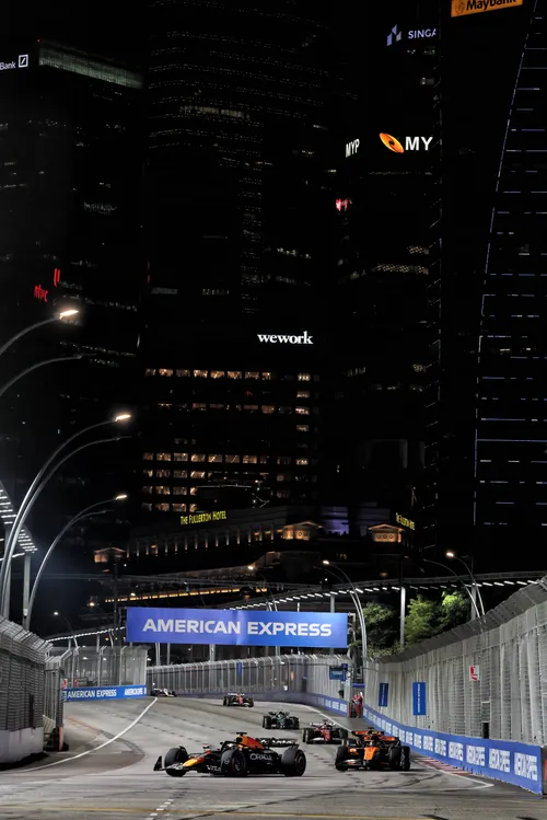 Max Verstappen und Lando Norris beendeten den Grand Prix von Singapur auf P2 und P3. Foto: RacePictures.