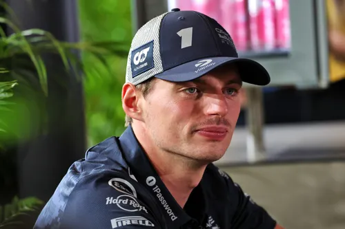 Max Verstappen im Fahrerlager beim GP von Singapur - Foto: Race Pictures