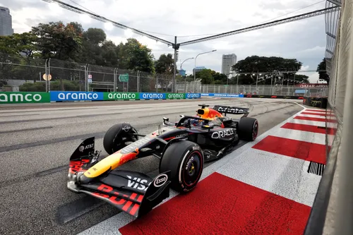 Max Verstappen fährt den RB21 in Singapur - Foto: Race Pictures